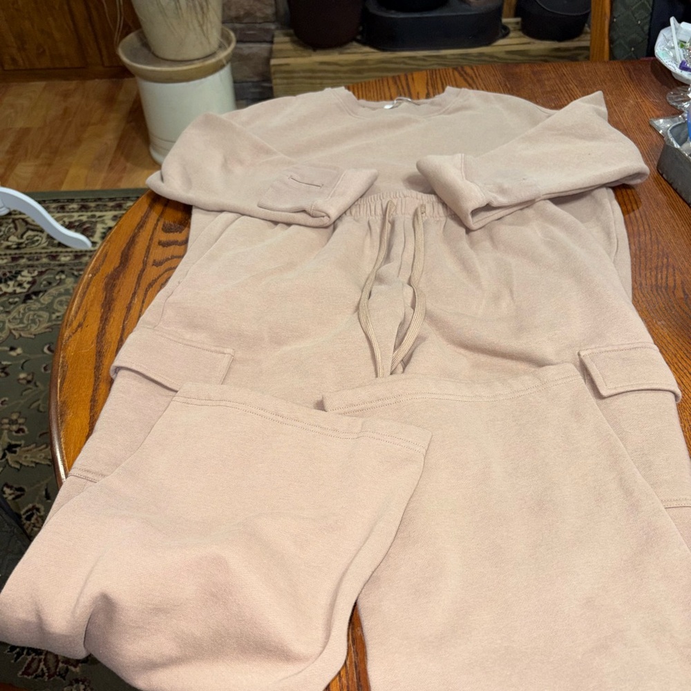 NWOT size large tan loungewear with cargo pants wide legs finger holes in cuffs